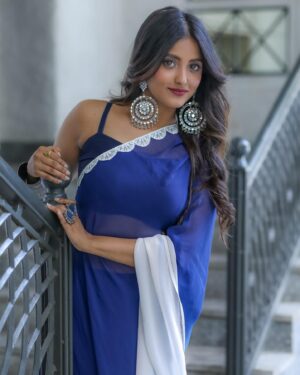 Ulka Gupta Instagram - मैं शाम लिखूँगी…
… तुम इंतज़ार समझना 

Photographer : @portraitdeewana
Stylist & Outfit: @style_deintrepide 
Makeup: @ayeshamakeovers_
Location: @mitronandheri X
@maverick.communication01