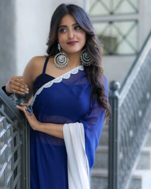 Ulka Gupta Instagram - मैं शाम लिखूँगी…
… तुम इंतज़ार समझना 

Photographer : @portraitdeewana
Stylist & Outfit: @style_deintrepide 
Makeup: @ayeshamakeovers_
Location: @mitronandheri X
@maverick.communication01