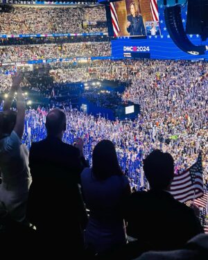 Uma Thurman Instagram - Love, passion and joy at the DNC! Text WOMEN to 30330 to join Women for Harris. Be counted, be heard, be free. You’re beautiful! 🇺🇸