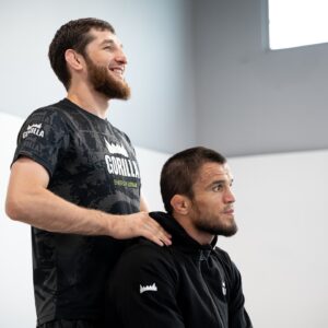 Umar Nurmagomedov Instagram - Братская поддержка! Тагир и Умар 12 лет вместе работают в зале! Впереди самый большой вызов в карьере Молодого Орла!