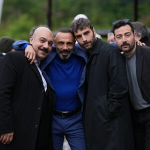 Umut Oğuz Instagram - Geç buldum çabuk kaybettim ama
Olsun;
Yol uzun daha çok buluşuruz.
Kalbi güzel, işine aşkla asılan bu kadar insanı bir araya toplamak ancak;
Yüreği adam,
Gönlü dergah birine nasip olurdu.
İyi ki varsın @oktaykaynarca 
Emeği geçen herkesin kalbinden öpüyorum.
Görüşmek üzere 🙏🏼
@benbucihanatv
Photos by @celebibariss