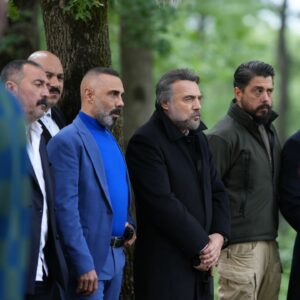 Umut Oğuz Instagram - Geç buldum çabuk kaybettim ama
Olsun;
Yol uzun daha çok buluşuruz.
Kalbi güzel, işine aşkla asılan bu kadar insanı bir araya toplamak ancak;
Yüreği adam,
Gönlü dergah birine nasip olurdu.
İyi ki varsın @oktaykaynarca 
Emeği geçen herkesin kalbinden öpüyorum.
Görüşmek üzere 🙏🏼
@benbucihanatv
Photos by @celebibariss