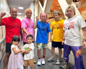 Unagi Sayaka Instagram - 世界一可愛いセコンド🥹
みんながうなのTシャツ着てくれた🥹
セコンドはこれでしょ？って🥹🥹

わざわざ持ってきてくれてたことが泣ける🥹🥹🥹
ほんとに愛すべき先輩。
全員子分です🙆🏻‍♀️🙆🏻‍♀️🙆🏻‍♀️

#ウナギサヤカ
#火祭り
