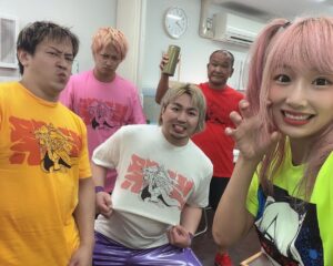 Unagi Sayaka Instagram - 世界一可愛いセコンド🥹
みんながうなのTシャツ着てくれた🥹
セコンドはこれでしょ？って🥹🥹

わざわざ持ってきてくれてたことが泣ける🥹🥹🥹
ほんとに愛すべき先輩。
全員子分です🙆🏻‍♀️🙆🏻‍♀️🙆🏻‍♀️

#ウナギサヤカ
#火祭り
