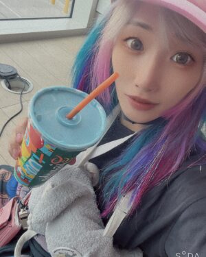 Unagi Sayaka Instagram - Arrived in Los Angeles! 
Drink a blue drink 🦖🔥
#losgyangeles
#sukeban
#histuma_bushi