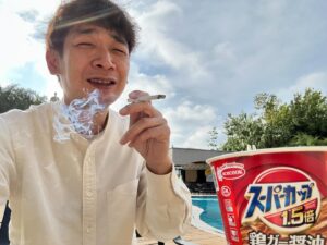Unagi kazuHiro Instagram - 【エジプト南アフリカ1人旅18】

ホテル朝一。この日の夜には飛行機20時間なので睡眠は程々に。シャレにならんぐらい美味かったカップ麺とタバコ。南アフリカはスーパーカップ。ラグビーのワールドカップがあったから、カップ繋がりで覚えやすいように。一生忘れない。

いよいよ1人。カウンターでレッドバスと伝える。ホテルの敷地内で待機と言われる。赤バスが来たら案内してくれると。ほんまに勝手に外出たらあかんねや。

道路側から手招きされて向かう。赤バスが来た。

#乗り込む
#せっかくなら2階へ
#まさかのいかつい人と2人
#一瞬目が合う
#なんか言うてきそうな間があった
#何も言うてこず
#英語喋れないのでホッとする