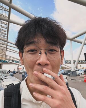 Unagi kazuHiro Instagram - 【エジプト南アフリカ1人旅③】

エジプト、カイロ到着。空港出れたの11時過ぎだったでしょうか。
エジプトでバレリーナをしている日本人の方と待ち合わせ。夕方からリハーサルがあるので15時まで。仕事前なのにほんとありがたい。
1人旅といっても英語わからないので完全に1人は何も得れない。効率的に国を知る。弾丸なのにのんびりもしたい。時短1人旅。
初めはエジプトの聞きたい事をどんどん聞きます。ほぼインタビューです。
自己紹介が終わり、すぐ聞きました。

#どこでタバコ吸えますか？
#まずタバコ吸わせてください
#最低なやつ
#約16時間吸えてない
#乗り換えの1時間で吸うつもりやったがバタバタで無理
#めちゃくちゃ吸いたかった
#山頂で吸うタバコ…
#海で吸うタバコ…
#酒飲んで吸うタバコ…
#色んな良い一服があるが
#エジプトでのタバコも最高でした