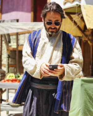 Ünal Yeter Instagram - Eskiden bir büyüğümüz cep telefonunu kurcalarken, wifi sinyali zayıftır diye kendi telefonumuza bakmazdık. Büyüğe saygı vardı saygı! 
📷 👉 @rustuonuratilla