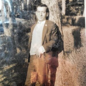 Ünal Yeter Instagram - Akşam saatlerinde sokağın başından eve doğru yürüyüşünü hatırlarım. Geniş alnı, kocaman burnu ve belirsiz bir gülümsemeyle dal gibi bir gövde, yaklaştıkça büyür ve sanki tüm sokağı yutmuş gibi olurdu onun beline sarıldığımda. Beni kucağına aldığında ise bu kez dünya küçücük kalırdı, ayaklarımın altında. Sevgi bir tür perspektif kaybıdır. Baban yanındaysa, her şey daha kolay gibi görünür. Sağol yakışıklı, varlığında her şey daha kolaydı. Babalar günün kutlu olsun.