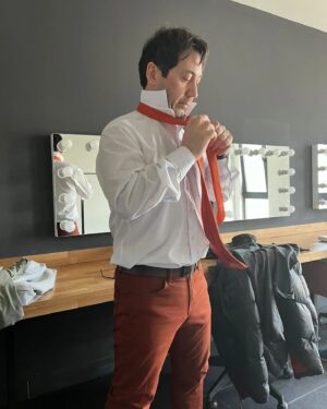 Ünal Yeter Instagram - Artık akış provalarındayız. Kostümlü aldığımız ilk akışta şu kravatı en az yedi kez bağlayıp çözdüm. (Neyse ki kızım gelip sarıldı ve en sevdiği oyuncu olduğumu söyledi. Umarım bu düşüncesini hiç  değiştirmez) Hem çok korkuyorum hem çok hevesliyim. Bir kaç prova sonra karşınızda olacağız. Geldiğinize, izlediğinize değer bir gösteri yapma gayretindeyiz. Umarım birlikte eğleniriz. Oyun tarihlerini @parlakfikirleroyun  hesabından takip edebilirsiniz. Şimdiden iyi seyirler efendim.
