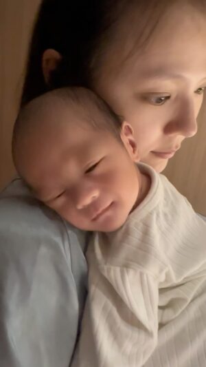 Ungsumalynn Sirapatsakmetha Instagram - ตื่นมาป้อนนมหนูๆทุก3ชั่วโมง แล้วพ่อกับแม่ก็กล่อมลูกวนไปจนหลับแบบนี้ทั้งคืน.. ทุกวัน🤤 ไม่รู้เหมือนกันว่าใครจะหลับก่อนกัน555 #ลิกก้าโรร่า #แดนแพทตี้