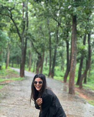Unika Ray Instagram - Me reconnecting with nature after believing a man🤓

#unika #love #nature #beauty #forest #jungle #natureisbeautiful #greeny #happiness #happy #happywoman