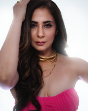 Urmila Matondkar Instagram - Here is looking at you..all of you and each one of you 😍😍
as we are about to touch the magical number of of #onemillion 💃 in the most #organic way possible 😻✊🏻👍🙌🏻
You all know I made my #instagram debut rather late. Being an extremely private person it wasn’t easy. Also my account was hacked 😢 with more than half of the #posts missing 😥
But it truly has been beyond wonderful to have all of you with me in my this journey as well. As there would have been no #magic and no #star or #stardom without all of you supporting a lower middle class, simple #marathi girl all the way to the giddy heights of #success 🥰
But most importantly.. 
I #always cherished the #love #adulation n #support all of you showered on me. It has humbled me beyond words, made me bow in front of the Almighty countless times in great #gratitude 🙏🏻🙏🏻🙏🏻
#thankyou #alwaysandforever #fans #films #actor #actorlife #movie #glamour #onlylove #lifeisbeautiful #blessed #loved #grateful #thankugod