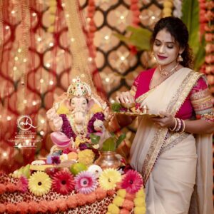 Urmilla Kothare Instagram - संकष्टी चतुर्थी, गणपती बाप्पांच्या भक्तांसाठी अत्यंत महत्वाचा दिवस आहे. या दिवशी भक्त उपवास धरतात आणि विघ्नहर्त्या गणेशाची प्रार्थना करतात, त्याच्या कृपेने ज्ञान, संपत्ती आणि समस्यांचे निराकरण होण्यासाठी, हा पवित्र दिवस भक्ती, आत्मानुशासन आणि प्रार्थनेच्या आध्यात्मिक शक्तीवर भर देतो.

Saree from @designer_kazbee
Photography - @yogendra_chavhan
MUA - @madhurikhese_makeupartist
Hair Stylist - @komalpashankar_makeupartist 

#ganpatibappamorya #sankashtichaturthi #bappamorya #ganpati #vighnahartaganesh #vighnaharta