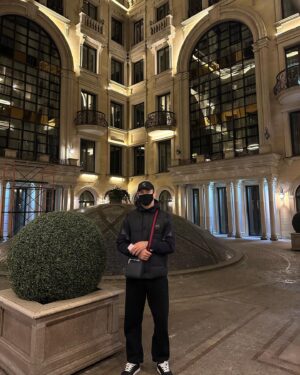 Usman Nurmagomedov Instagram - Не преувеличивай своё значение в чужой жизни, довольствуйся тем, что есть. 
Не отдавайся полностью, держи меру. 
Мало говори, не жалуйся, максимум–тебя выслушают. 
Не проси лишнего, не давай лишнего. 
Будь готов, что тебя оставят, заменят. 
Довольствуйся уединением, не привязывайся и сам не давай безосновательных поводов для надежд. 
При этом будь собой и ни при каких обстоятельствах не теряй качества достойных людей.