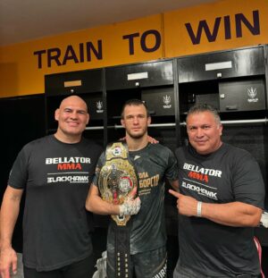 Usman Nurmagomedov Instagram - Просто посмотрите на меня 
 Я просто парень с села где рос так же как и другие может и хуже , но я никогда не представлял себе , что такое возможно 
 Слева от меня легенда тяжелого веса , я играл в Плейстейшн еще ребенком и выбирал его , потому что он сносил там всех , как и в жизни 
 Справа от меня тренер , у которого чемпионов больше чем у кого либо в этом спорте 
 И они мои секунданты в моем бою , за защиту титула в легком весе 😄 
 Вы меня не поймете 
 Альхамдулиллах за все 
Всех кто поздравил , и поздравляет , обнимаю всех , спасибо за вашу поддержку 🙌🏻 
#Andstill👊🏻