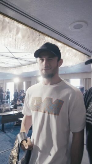 Usman Nurmagomedov Instagram - Money comes and goes but legacy is forever 👊

@usman_nurmagomedov is ready to defend his lightweight world title tomorrow LIVE on @shosports. #Bellator300