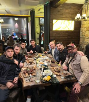 Usman Nurmagomedov Instagram - إِنَّمَا الْمُؤْمِنُونَ إِخْوَةٌ فَأَصْلِحُوا بَيْنَ أَخَوَيْكُمْ وَاتَّقُوا اللَّهَ لَعَلَّكُمْ تُرْحَمُونَ

 Воистину, верующие — братья. Посему примиряйте братьев и бойтесь Аллаха, — быть может, вы будете помилованы.