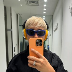 VERVAL Instagram - Thank you @dyson @dyson_jp 🙏 
Dyson Zoneに続き新作のOnTracで絶賛視聴中🎧カラバリ多くて悩みます🤔どんな配色の組み合わせがいいと思いますか？

#dysonheadphones #dysonontrac #dyson
