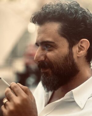Vahid Rahbani Instagram - .
.
They'll either want to kill you, kiss you or be you! 

#یادگارجنوب 
#suzannecollins 
#وحیدرهبانی 

عکس از: @saeedzamanian