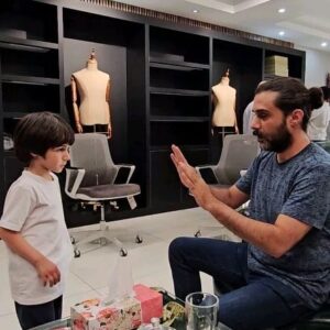 Vahid Rahbani Instagram - مُشت‌زن
مرّبی
و
منجی