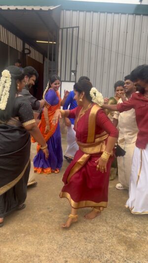 Vaishali Thaniga Instagram - 💃🏻🙈💃🏻🙈 @vijaytelevision ❤️ Mr & Mrs chinnathirai behind the screen 😂 
Break time is always “ reels time “ for us 🙈 while shooting this video we had so much of fun n laughter 😍 Even though we all didn’t dance with proper coordination , sometimes these kind of dance will give you beautiful memories for lifetime ❤️🫰🏻 

@sathya.dev 
@indraja_sankar17 
@dr.thodarvom_karthick 
@nanjilvijayan 
@actor_kottachi 
@anjali_manasvi