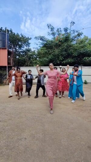 Vaishali Thaniga Instagram - “ Kaathu Mela “ going with the trend with Mr & Mrs Chinnathirai team @vijaytelevision and this week it’s going to be “ gym room 💪🏻 “ Don’t miss to watch our performances 😁

Couple outfit designed by @chitras_fashion_studio 
Makeover @jay_makeup_artist_ 

@indraja_sankar17 
@meerakrishnaofficial 
@thamaraiselvisarathy_official 
@nanjilvijayan 
@dr.thodarvom_karthick 
@mastershiva_official 
@parthu_sarathi_official