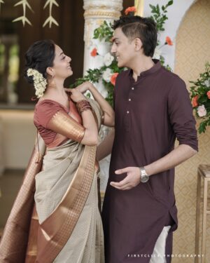 Vaishnavi Venugopal Instagram - I had to use all my charm to get these poses out of my hubby..he’s still wondering why he agreed to this 😂
The real embarrassing ones are saved for later 🦦
@raghavnandakumar