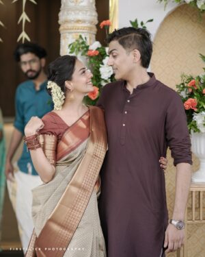 Vaishnavi Venugopal Instagram - I had to use all my charm to get these poses out of my hubby..he’s still wondering why he agreed to this 😂
The real embarrassing ones are saved for later 🦦
@raghavnandakumar