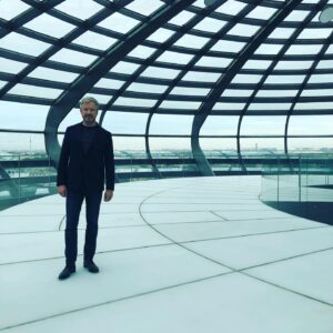 Valdis Pelšs Instagram - Скромный павильон, напоминающий купол Антарктиды, построенный нами для съёмок одноимённого кино