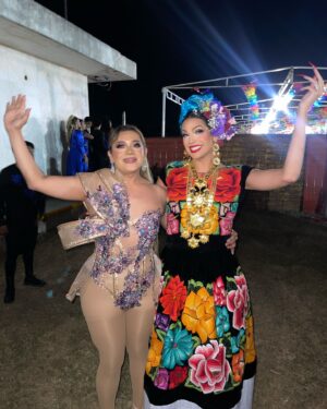 Valentina Instagram - “Vela Muxe” en Juchitán, ciudad zapoteca del Istmo de Tehuantepec Oaxaca, México que es organizada por las Auténticas Intrépidas Buscadoras del Peligro. Aquí en esta mágica noche yo tuve el gran honor coronar la reina y mi amiga @elvisgguerra Tan bellos recuerdos de lo increíble que es Juchitan, sus muxes, los extraño a todos. Me quedo con tantas ganas de regresar! 💕🌹