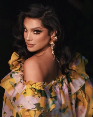 Valentina Instagram - “Fan favorite is here…  Prrrrr, I’m back!” I am elated for today. Finally after weeks of being in recovery at home, tonight I’ll be making my first public appearance after being medically ordered to take sometime off due to an injury I sustained a couple of weeks ago. Thank you to everyone that’s been kind, has been checking on me, and have understood my disconnection. Though, I’m not 100% yet, I’m happy to return and be back closer with you all with tonight’s @lalgbtcenter’s #Queerceañera festivities in my backyard of Los Angeles! Thank you to the entire @carolinaherrera family (especially @runwithjo) for dressing me so beautifully for my return, @ernestocasillas for your beautiful makeup artistry and my management team, @zodiacentertainment for making sure everything was taken care of for me! See you all in a bit… 🌹

-

¡Hola hola mis amores! Estoy emocionadisima por comenzar mi día. Después de semanas de estar en reposo en casa por una lesión que tuve, esta noche estaré haciendo mi primera aparición pública en el @lalgbtcenter para sus celebraciones de #Queerceañera! Mi lesión todavía no está completamente mejorada pero me hace feliz que por lo menos estaré cerca de ustedes de nuevo. Gracias a todos los que se comunicaron conmigo, me dieron palabras de aliento, y entendieron mi desconexión. Estoy feliz por este regreso y más por el apoyo que tengo conmigo este día. Gracias a toda la familia de #CarolinaHerrera por vestirme en una de sus bellas piezas, a @ernestocasillas por su talento, y a mi equipo de management, @zodiacentertainment, por cuidar de mi en todo. Nos vemos en un ratito… 🌹