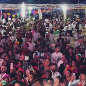 Valentina Instagram - “Vela Muxe” en Juchitán, ciudad zapoteca del Istmo de Tehuantepec Oaxaca, México que es organizada por las Auténticas Intrépidas Buscadoras del Peligro. Aquí en esta mágica noche yo tuve el gran honor coronar la reina y mi amiga @elvisgguerra Tan bellos recuerdos de lo increíble que es Juchitan, sus muxes, los extraño a todos. Me quedo con tantas ganas de regresar! 💕🌹