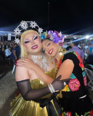 Valentina Instagram - “Vela Muxe” en Juchitán, ciudad zapoteca del Istmo de Tehuantepec Oaxaca, México que es organizada por las Auténticas Intrépidas Buscadoras del Peligro. Aquí en esta mágica noche yo tuve el gran honor coronar la reina y mi amiga @elvisgguerra Tan bellos recuerdos de lo increíble que es Juchitan, sus muxes, los extraño a todos. Me quedo con tantas ganas de regresar! 💕🌹