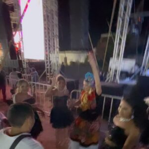 Valentina Instagram - “Vela Muxe” en Juchitán, ciudad zapoteca del Istmo de Tehuantepec Oaxaca, México que es organizada por las Auténticas Intrépidas Buscadoras del Peligro. Aquí en esta mágica noche yo tuve el gran honor coronar la reina y mi amiga @elvisgguerra Tan bellos recuerdos de lo increíble que es Juchitan, sus muxes, los extraño a todos. Me quedo con tantas ganas de regresar! 💕🌹