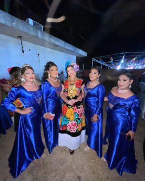 Valentina Instagram - “Vela Muxe” en Juchitán, ciudad zapoteca del Istmo de Tehuantepec Oaxaca, México que es organizada por las Auténticas Intrépidas Buscadoras del Peligro. Aquí en esta mágica noche yo tuve el gran honor coronar la reina y mi amiga @elvisgguerra Tan bellos recuerdos de lo increíble que es Juchitan, sus muxes, los extraño a todos. Me quedo con tantas ganas de regresar! 💕🌹