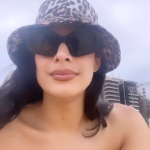 Valentina Instagram - Eu sou a prova de toda, eu vivo do meu jeito
A prova de tontos e mentirosos
Me jogo aos pés, sou toda mulher
Se chego a cair, me levanto outra vez
🇧🇷