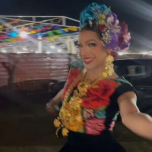 Valentina Instagram - “Vela Muxe” en Juchitán, ciudad zapoteca del Istmo de Tehuantepec Oaxaca, México que es organizada por las Auténticas Intrépidas Buscadoras del Peligro. Aquí en esta mágica noche yo tuve el gran honor coronar la reina y mi amiga @elvisgguerra Tan bellos recuerdos de lo increíble que es Juchitan, sus muxes, los extraño a todos. Me quedo con tantas ganas de regresar! 💕🌹