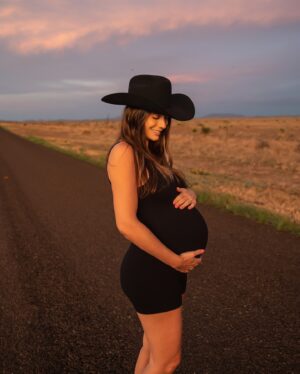 Valentine Thomas Instagram - Babymoon in Marfa. I guess I’m real Texas now 🤠 

📷 by my talented hubby @danielf86