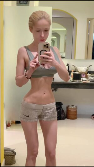 Valeria Lukyanova Instagram - Люди обожают писать , что если ты за собой следишь -  не способен говорить ни на какие другие темы , и прочее - это известная отмазка для тех , кто не заботится о питании, здоровье и о своем теле. 🫥но  как я уже говорила много раз - это страница является бизнес аккаунтом —  она целиком и полностью посвещена моему курсу омоложения и красоты «Эталонный  аватар» и ярко демонстрирует результат который получают мои клиентки. ⭐️ А нормально я веду страницу совершенно на другом аккаунте @avatar_merkaba_rex правда думаю для вас это будет ещё более не нормально🤦🏼‍♀️🤡😃 т к красивую внешность вы еще как то переварите , просто ОБЕСЦЕНИТЕ, чтобы крепче спалось и вы продолжали ничего не делать набирать вес, и стареть , а вот увязать в своих извилинах что вам наврали про мир в котором вы живее , думаю будет не по силам. МОГУ ПОМОЧЬ КАЖДОЙ ПРИЙТИ К РЕЗУЛЬТАТУ 💕 подписывайтесь на группу в профиле там самые ЦЕННЫЕ знания на тему внешности  #тонкаяталия #валериялукьянова #аматуе #саморазвитие #омоложение #осинаяталия