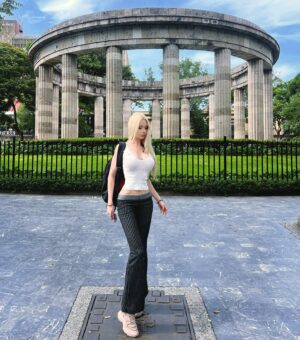 Valeria Lukyanova Instagram - Как отбелить пигментацию ? Сейчас у нас лето для многих это актуальная проблема! Тем более солнце с каждым годом становится более агрессивным и вызывает еще больше пигментных пятен, которые выглядят на нашем теле как "ржавые" пятна. Сегодня, вы можете получить действенный рецепт, как избавиться от пигментации на бесплатной консультации с нашими специалистами. Переходите по ссылке в профиле в группу и подавайте заявку на бесплатную встречу с нашим менеджером. Мы хотим, чтобы вы любили себя и были красивой, поэтому не откладывайте на завтра заботу о себе! 
 
  #пигментация #пигментныепятна #родинки #паппиломы #маркерыстарения #омоложение