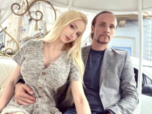 Valeria Lukyanova Instagram - ☝🏻 В нашем современном мире, где традиционные ценности нравственности и морали, верности и преданности в отношениях, а также чистоты и духовных канонов кажутся редкостью, я не могу не заметить, что мы находимся на грани глубокого кризиса. Словно в бездне, поглощенной стереотипами потребительства, мы наблюдаем, как многие из нас вступают в отношения лишь для удовлетворения своих мимолетных плотских желаний и эгоистичных потребностей. 

Однако, если вы, как и мы с @splitrex ,  согласны с тем, что истинное партнерство должно быть единым и вечным, то вам предстоит сделать выбор в пользу осознанности и ответственности в каждом аспекте вашей жизни. Мы с мужем, будучи трансгуманистами и имморталистами, стремимся сохранить свою молодость и жизненные силы, прикладывая точечные  усилия для достижения этой цели. 

Мы придерживаемся одноразового питания в сутки , у нас нет  вредных привычек и мы не  сочетаем жидкости и пищу. Наши дни наполнены витаминами и минеральными  добавками, а также регулярными антипаразитарными чистками и спортивными нагрузками. Мы осознаем, что чем больше микробиом нашего тела, тем быстрее оно подвержено старению, и, к сожалению, наш микробиом не единственный враг. Грибковые инфекции, это очень опасные ,  невидимые хищники, прорастают в человеческом  теле, и колонизируются все органы часто это заканчивается опухолями .

Итак, я обращаюсь к вам, уважаемые читатели: вы готовы стать архитекторами своего будущего, и творцами  собственной молодости? Если вы стремитесь к вечному драйву, радости  и молодости, если вам не безразлично ваше здоровье и духовное  состояние, то я приглашаю вас пройти по ссылке в моем профиле и узнать нашу уникальную формулу. 

⚡️Давайте обсудим, как мы можем вместе двигаться к этой цели – к вечной молодости и внутренней гармонии. Ваши мысли имеют значение, и я с нетерпением жду их! #валериялукьянова #отношения #молодость #антиэйдж