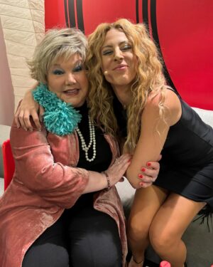 Valeria Ros Instagram - Tequilaaaaa!!! 🍹🍹🍹 Le mando todo la energía positiva a Karina que no pudo ser más increíble para que se ponga bien lo antes posible. 
Os dejo recopilación de fotos de la gala de ayer. Me pareció de lo más divertido ser Paulina Rubio un día entero. 
Y por supuesto, enhorabuena a mi amiga @raquelsanchezsilva que lo hizo brutal. Cerrabas los ojos y era Luz Casal 🥰🥰🥰🥰
Equipazo detrás y delante de las cámaras y una edición con amigos que se quedan en mi vida para siempre. Os quiero!!!❤️❤️❤️❤️

OUTFIT GALA 💕

Traje de Lola Casademunt 
Zapatos de Kurt geiger