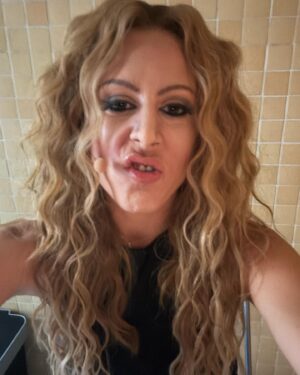 Valeria Ros Instagram - Tequilaaaaa!!! 🍹🍹🍹 Le mando todo la energía positiva a Karina que no pudo ser más increíble para que se ponga bien lo antes posible. 
Os dejo recopilación de fotos de la gala de ayer. Me pareció de lo más divertido ser Paulina Rubio un día entero. 
Y por supuesto, enhorabuena a mi amiga @raquelsanchezsilva que lo hizo brutal. Cerrabas los ojos y era Luz Casal 🥰🥰🥰🥰
Equipazo detrás y delante de las cámaras y una edición con amigos que se quedan en mi vida para siempre. Os quiero!!!❤️❤️❤️❤️

OUTFIT GALA 💕

Traje de Lola Casademunt 
Zapatos de Kurt geiger