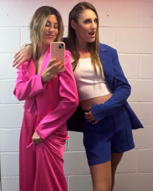 Valeria Ros Instagram - Tequilaaaaa!!! 🍹🍹🍹 Le mando todo la energía positiva a Karina que no pudo ser más increíble para que se ponga bien lo antes posible. 
Os dejo recopilación de fotos de la gala de ayer. Me pareció de lo más divertido ser Paulina Rubio un día entero. 
Y por supuesto, enhorabuena a mi amiga @raquelsanchezsilva que lo hizo brutal. Cerrabas los ojos y era Luz Casal 🥰🥰🥰🥰
Equipazo detrás y delante de las cámaras y una edición con amigos que se quedan en mi vida para siempre. Os quiero!!!❤️❤️❤️❤️

OUTFIT GALA 💕

Traje de Lola Casademunt 
Zapatos de Kurt geiger
