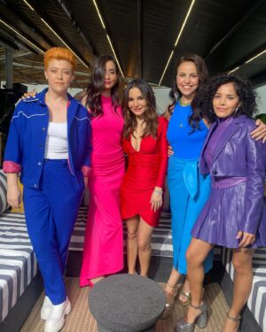 Valeria Vera Instagram - Hace un año llegamos a Netflix!!! 

Aquí les dejo un poquito de esta experiencia ALUCINANTE!! 

Pueden revivirla por @netflixlat 
Gracias @perroazultv por ser lo máximo