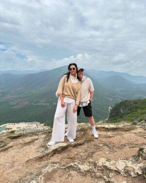 Valeria Vera Instagram - Cuántas veces nos iremos a re encontrar, perdernos y dejarnos seducir por los momentos que nos recuerdan quienes somos, somos todo, somos agüita fluyendo, te presto mis ojos, préstame tu mano… las veces que sean necesarias para siempre re encontrarnos.
Eres parte de toda la belleza… 
Gracias Oaxaca por solo hacerla brillar más.
@ylamorenapidemas