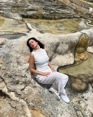 Valeria Vera Instagram - Cuántas veces nos iremos a re encontrar, perdernos y dejarnos seducir por los momentos que nos recuerdan quienes somos, somos todo, somos agüita fluyendo, te presto mis ojos, préstame tu mano… las veces que sean necesarias para siempre re encontrarnos.
Eres parte de toda la belleza… 
Gracias Oaxaca por solo hacerla brillar más.
@ylamorenapidemas