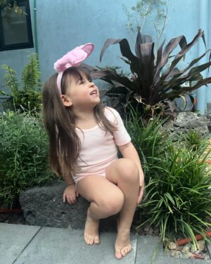 Valeria Vera Instagram - Ni siquiera tengo palabras pa compartir. 

Cada outfit me lo hizo mi mamá y hoy es de Jacinta. 

Gran #photodump