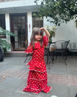 Valeria Vera Instagram - Ni siquiera tengo palabras pa compartir. 

Cada outfit me lo hizo mi mamá y hoy es de Jacinta. 

Gran #photodump
